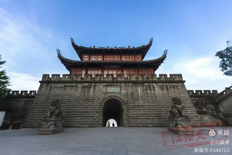 恢复重建的东门城楼,比原古城楼更高大,更壮观